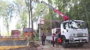 Разгрузка кирпича манипулятором на объекте