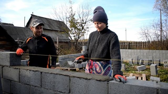 Строительство БОЛЬШОГО сарая 15х9 БЕЗ ОПЫТА. Выравниваем кладку арматурой. смотреть онлайн