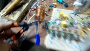 Индукционный нагреватель греет саморез и зажигает лампу через вторичку. Схема