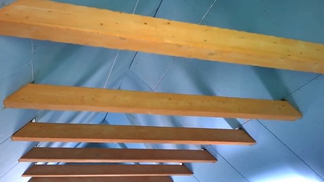 декоративные балки на мансардном этаже из натурального дерева/ Decorative beams made of natural woo смотреть онлайн