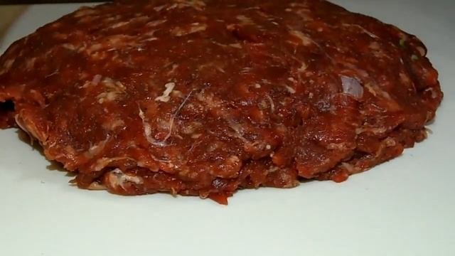Огромная котлета - диаметром вашей сковороды! Котлеты мясные сочные с начинкой.