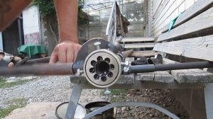 Нарезка резьбы на дюймовую штангу для бурения.