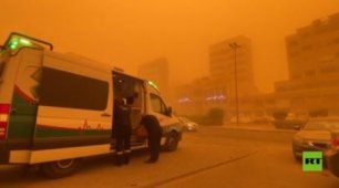 عاصفة رملية تحول سماء الكويت إلى اللون البرتقالي
