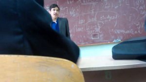 учитель поет на уроке