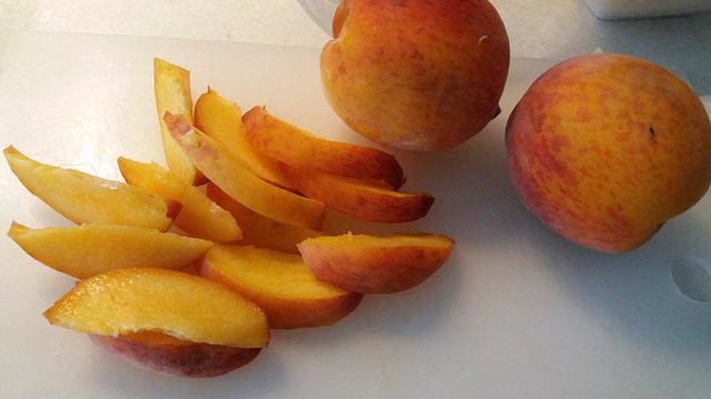 Открытый пирог из песочного теста с персиками и сметанной заливкой
