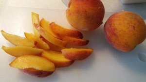 Открытый пирог из песочного теста с персиками и сметанной заливкой