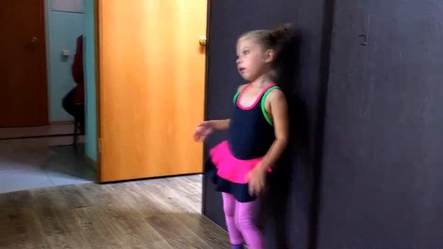 ТВЕРК TWERK Когда очень-очень-очень хочется во взрослую группу!! смотреть онлайн