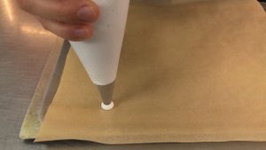 Милые безешки в форме сердечек | рецепт безе