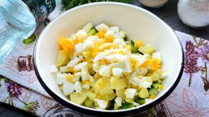 Окрошка на кефире и минералке с курицей