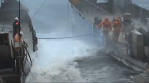Редчайшие Кадры! Корабли Против Гигантских Волн Шторма