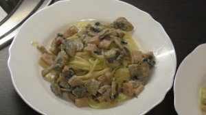 Как приготовить домашнюю пасту с ветчиной и грибами в сливочном соусе