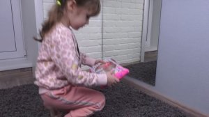 Ева покупает новые игрушки для детей. Toys sale in shop