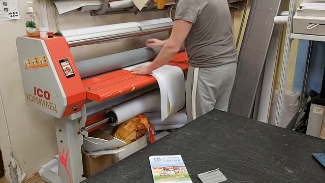 Холодная и горячая рулонная ламинация плакатов, наклеек, чертежей схем и документов. Выезд смотреть онлайн