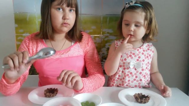 готовим шоколадные корзинки с мороженым и открываем печенье с предсказаниями. смотреть онлайн