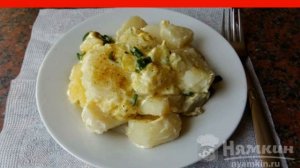 Boiled potatoes in sour cream with herbs