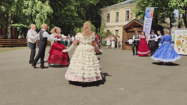 Бальные танцы в Кремлёвском парке.