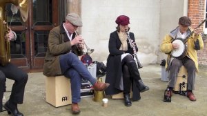 УЛИЧНЫЙ ЧУДО МИНИ ОРКЕСТР ► Музыка, Игра На Трубе, Банджо и Кларнете На Улице Вены