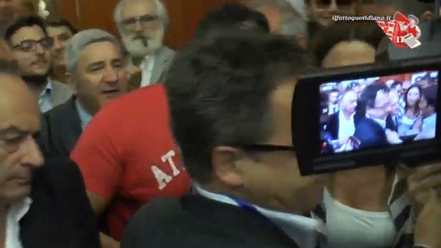 Napoli, dallo staff di De Luca calci e spintoni ai giornalisti del FattoTv e della Gabbia смотреть онлайн