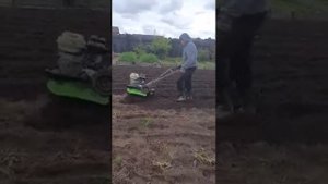 фрезерование почвы МОТОБЛОКОМ ЭКО МБ4 700.легко и не принужденно. .