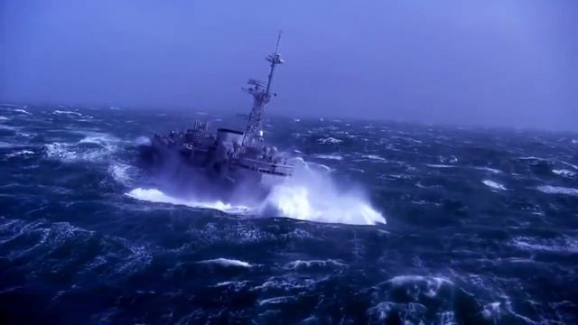 Красиво! Корабль vs Шторм  Сильное видео как болтает фрегат в море