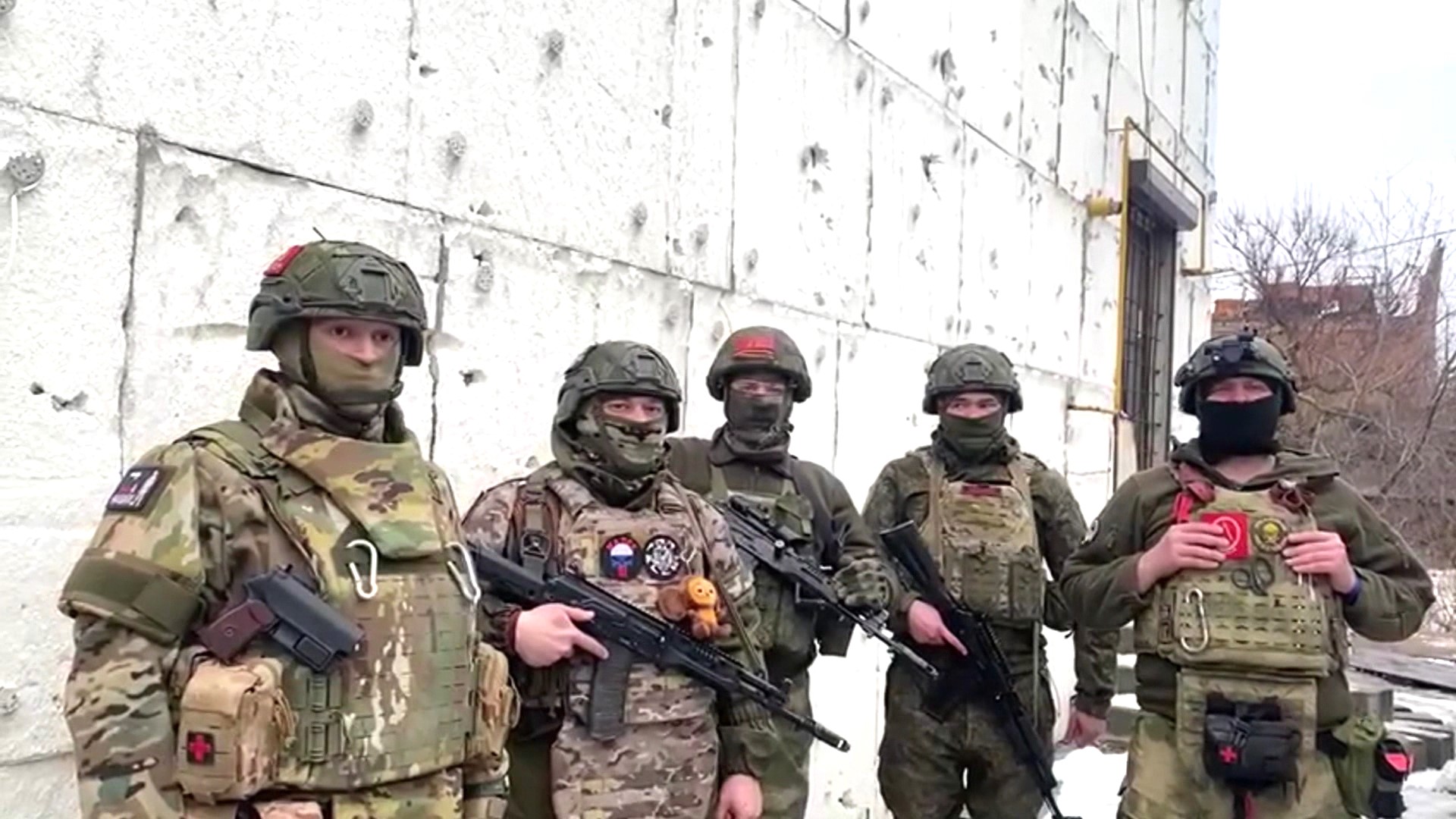 Учалы бегал с автоматом. Стрельбище росгвардия. Боец служ т. Бойцы мма в армии. Разведчик рф.