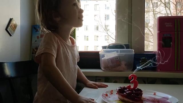 Саша задувает свечку на торте? День рождения???. 3 года. смотреть онлайн