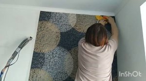 Как клеить обои, подрезать внутренние углы и обрезать около окна.