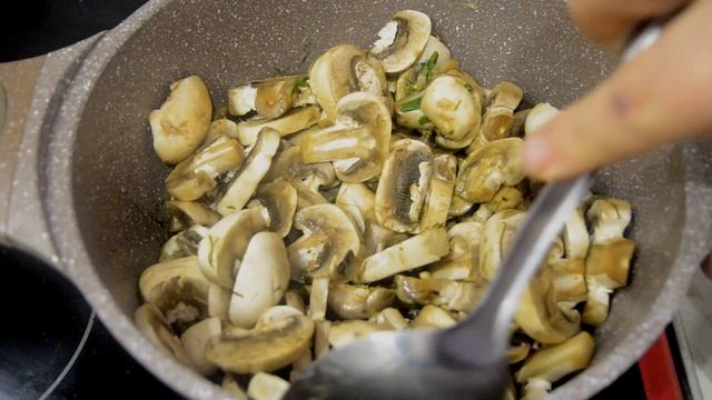 Закуска из маринованных шампиньонов - лучшая закуска из грибов для праздничного стола.