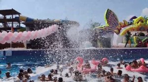 Шикарная пенная вечеринка в бассейне турецкого отеля. Pool party