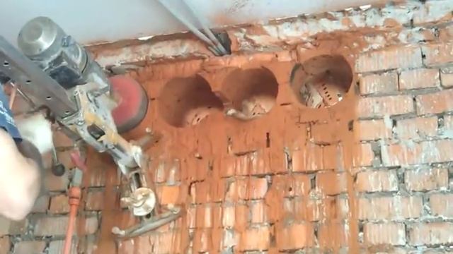 Алмазное бурение отверстий в кирпиче. http://www.slomlom.ru/almaznoe-burenie/ смотреть онлайн