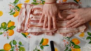 Вкусный и сочный рулет из карбоната с беконом