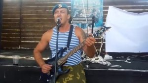 Дочка с папой говорит у портрета стоя классный клип