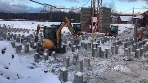 Окапываем сваи мини экскаваторами JCB 8030 и Hitachi zx35