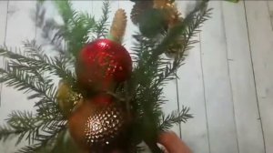 новогодний букет из еловых веток и игрушек своими руками