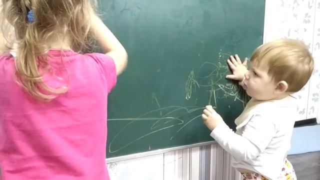 Уроки рисования от Веры  Алексеевны.  Костику 1 годик и 5 месяцев