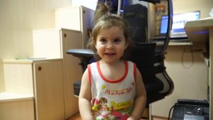 Кира чинит отверткой 2 года