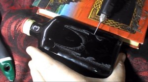 Делаем Сувенирный чекунец.Ручная гравировка бормашиной на бутылке.