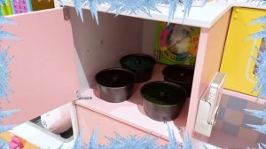 Макс не хочет делится длинными желейными конфетами с Катей