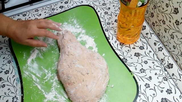 ЧЕСНОЧНЫЕ ЛЕПЕШКИ С ЗЕЛЕНЬЮ И ТОМАТОМ .