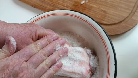 Засолка сала. Самый простой быстрый и надежный способ засолить сало. Как засолить сало на зиму.