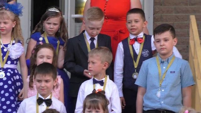 Выпускной в садике. Все запускают шары в небо. смотреть онлайн