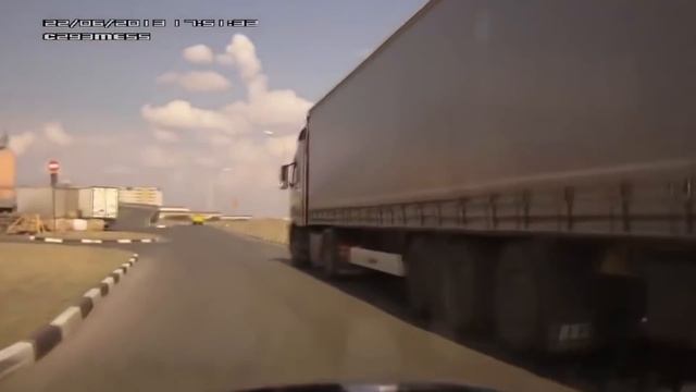 УЖАСНЫЕ АВАРИИ ГРУЗОВИКОВ С ЖЕСТКИМ ИСХОДОМ! Страшные Ошибки Водителей. Сука Жесть. (18+) смотреть онлайн