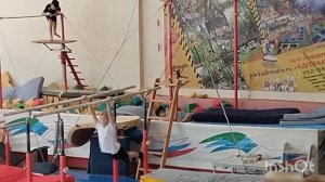 Давно не были на гимнастике, наши ребята уже ушли вперёд. А у нас вторая смена в школе