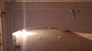 врезка скрытых петель в алюминиевую кромку полотна