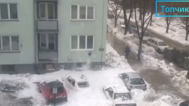 Как Коммунальщики бомбят машины. Коммунальные службы чистят снег с крыши