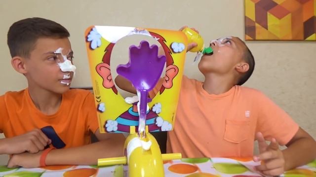 Челлендж ПИРОГ В ЛИЦО Саша и Олег играют ВЕСЁЛУЮ Настольную игру Challenge смотреть онлайн