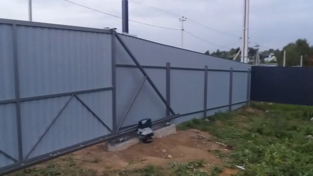 Забор из профлиста С-8, с подрезкой сверху и накрытый П-планкой