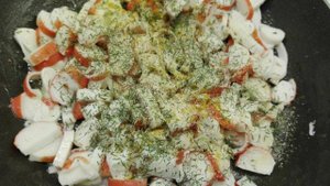 Спагетти с крабовыми палочками в сметанном соусе