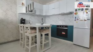 Эффектная кухня в стиле современной классики, фасады с текстурой дерево, фурнитура blum