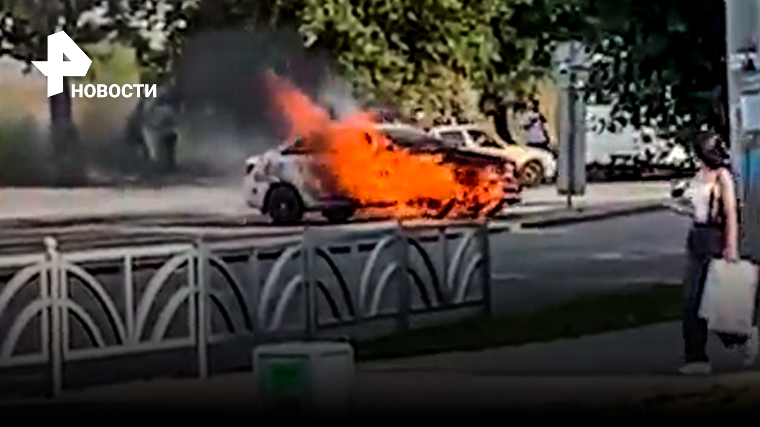 Такси вспыхнуло на трассе: загорелось прямо на ходу в Екатеренбурге / РЕН Новости